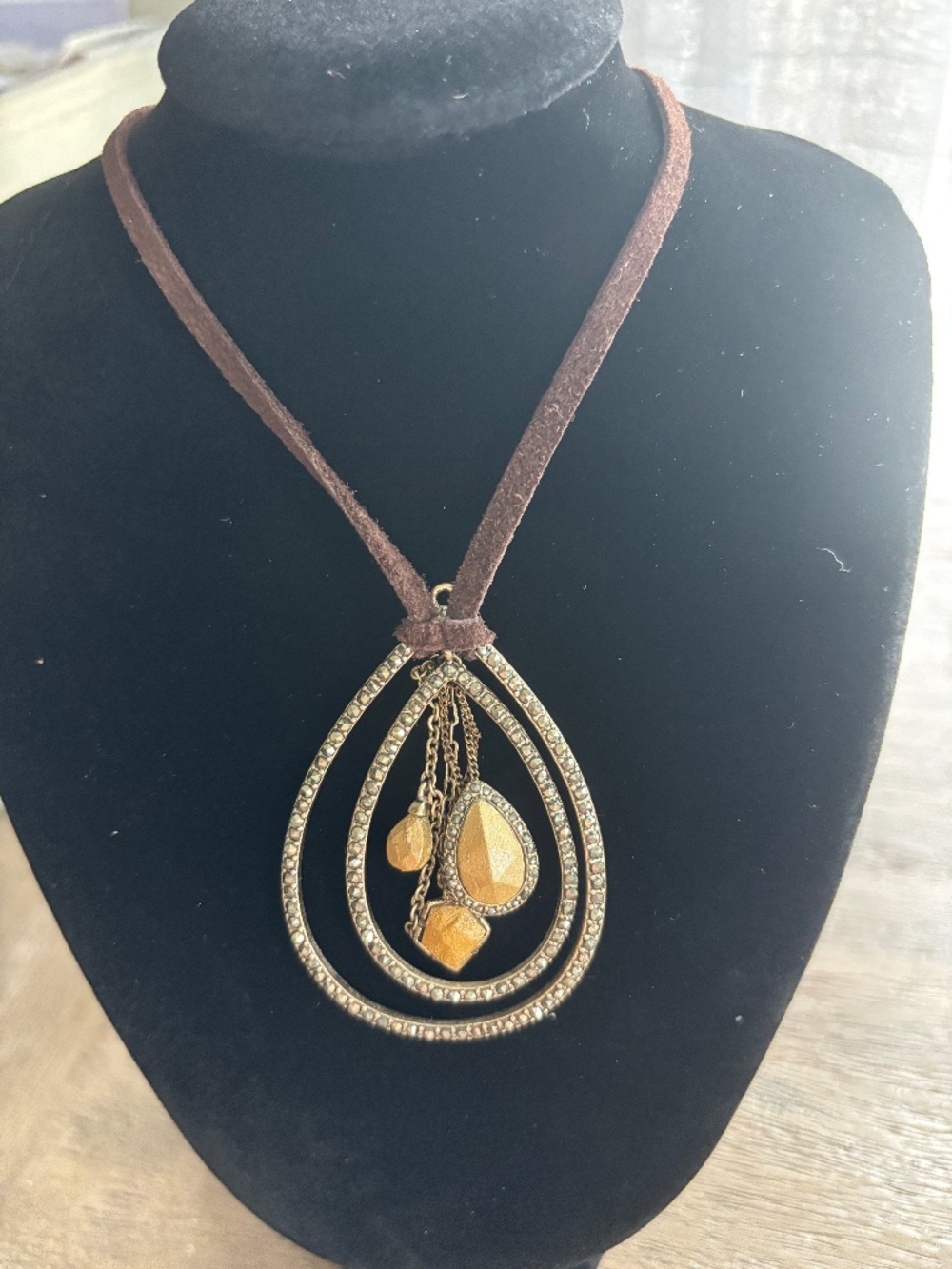 Gold and sparkly pendant necklace